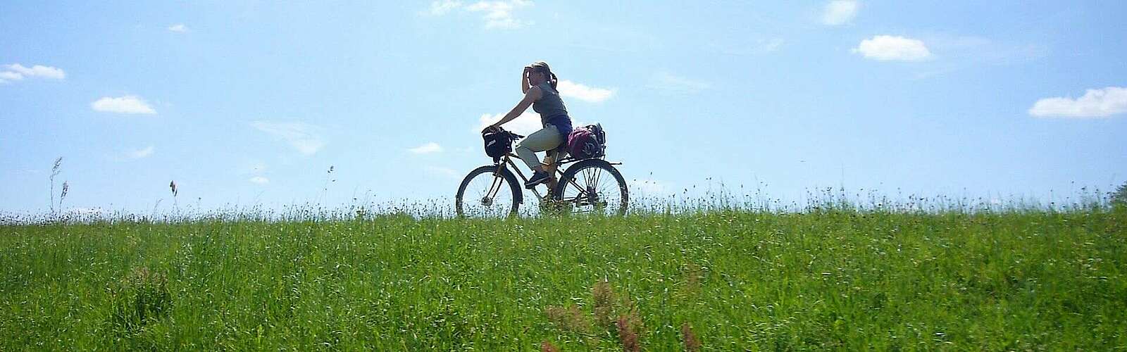 Mit dem Fahrrad auf dem Elberadweg,
            
        
                Foto: TMB Tourismus-Marketing Brandenburg GmbH/Andrea Hofmann