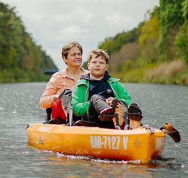 Mutter mit Sohn im Hobie Pedalkanu