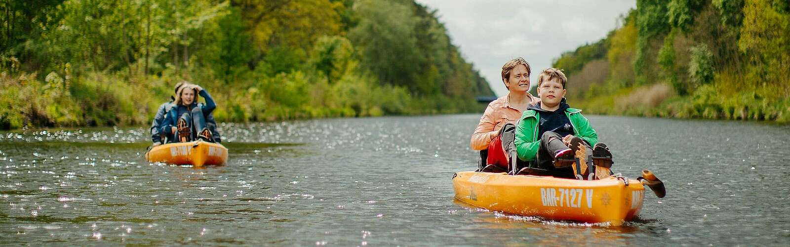 Mutter mit Sohn im Hobie Pedalkanu,
            
        
                Foto: TMB Tourismus-Marketing Brandenburg GmbH/Julia Nimke