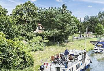 Hausboote an der Schleuse Himmelpfort