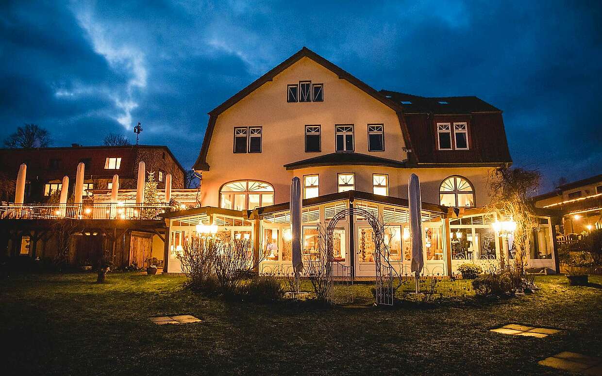 Das Hotel Landhaus Alte Eichen liegt direkt am Scharmützelsee.