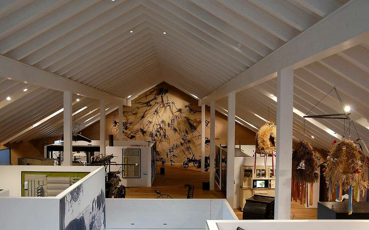 Ausstellungsraum „Land-Leben“ mit verschiedenen landwirtschaftlichen Arbeitsgeräten