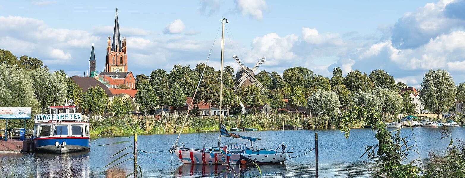 Blick auf die Werderaner Altstadt am Wasser