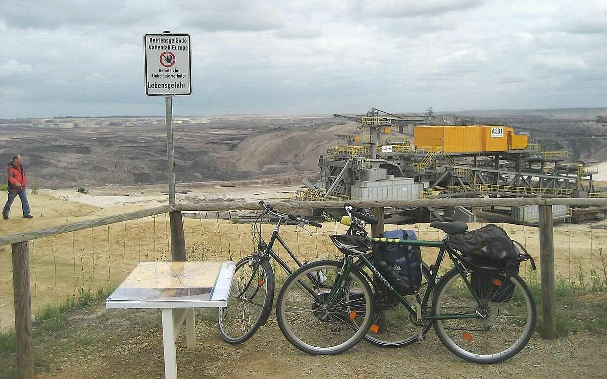 Fahrräder vor dem Welzower Tagebau