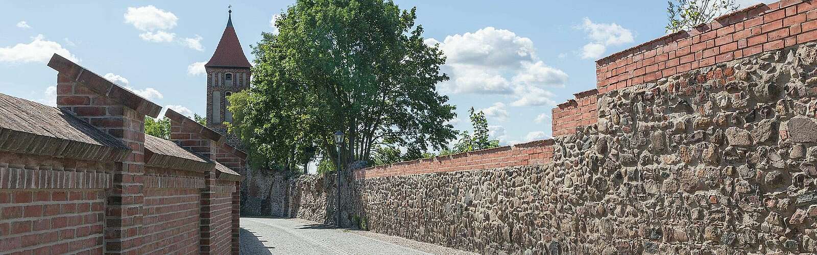 Die alte Stadtmauer von Jüterbog,
        
    

        Foto: Fotograf / Lizenz - Media Import/Anja Bruckbauer