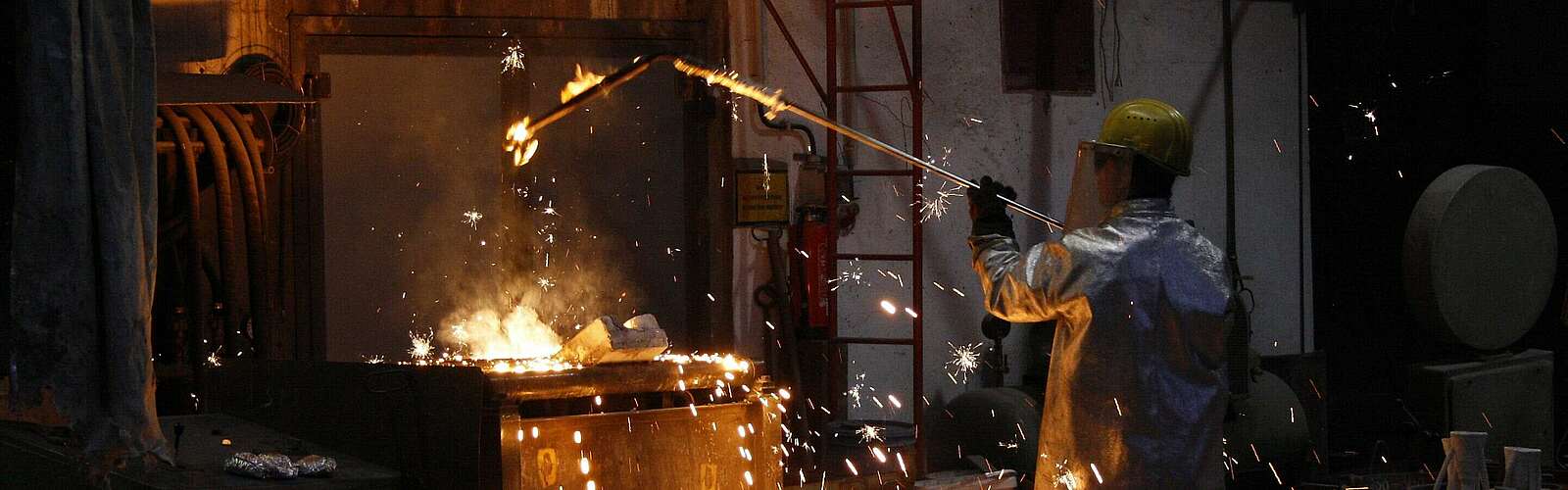 Gießverfahren in der Kunstgießerei Lauchhammer,
            
        
                Foto: Schauguss Kunstgießerei Lauchhammer/Kein Urheber bekannt