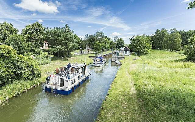 Hausboote an der Schleuse Himmelpfort
