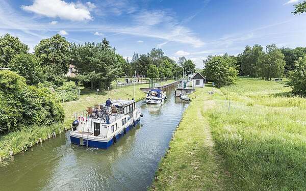 Hausboote an der Schleuse Himmelpfort
