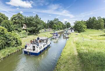 Hausboote an der Schleuse Himmelpfort