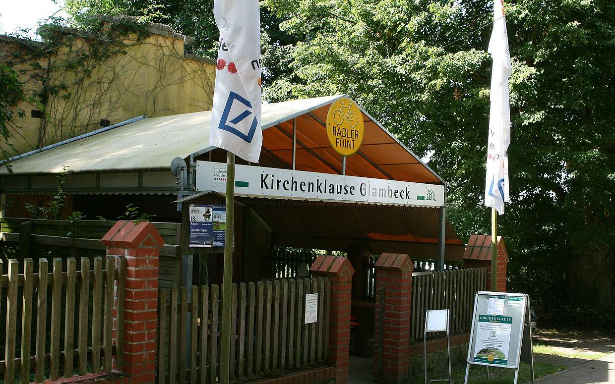 In der Kirchenklause treffen sich Konzertbesucher und Radler.