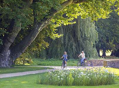Radfahrer im Park Schloss Neuhardenberg