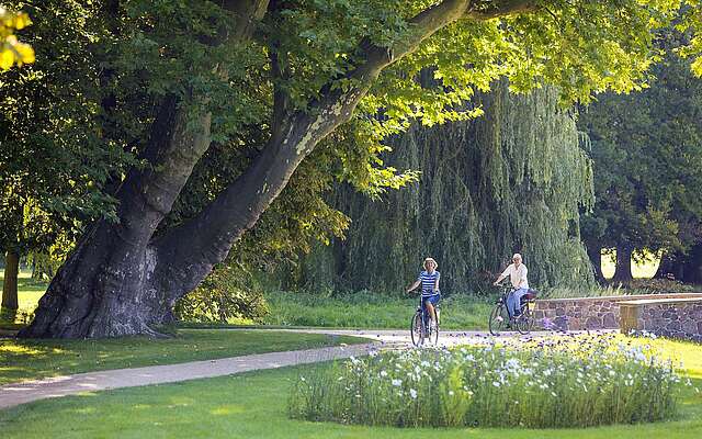 Radfahrer im Park Schloss Neuhardenberg