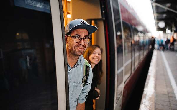 Ausflügler in einem Zug von DB Regio Nordost