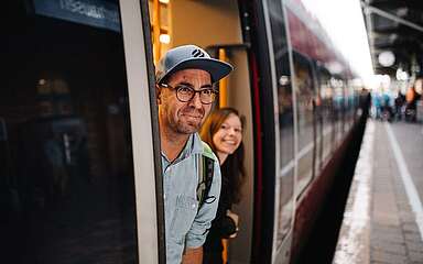 Ausflügler in einem Zug von DB Regio Nordost