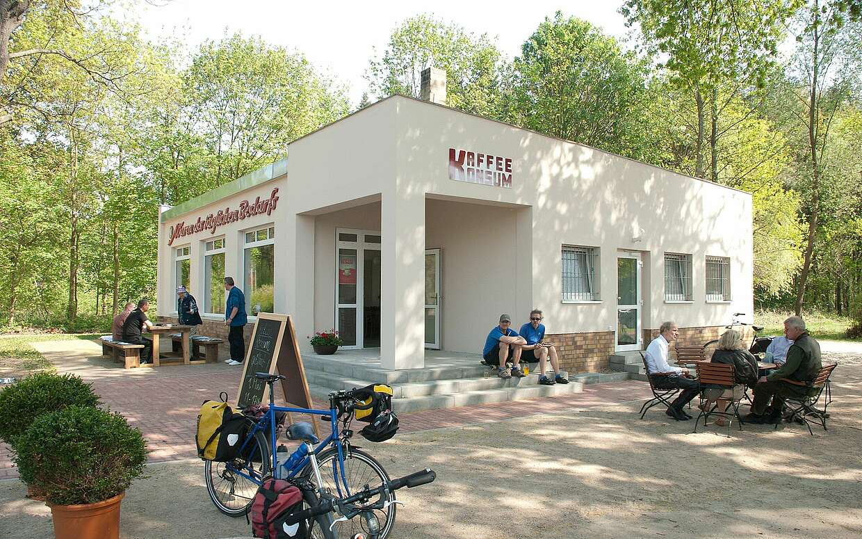Fahrradpause am KaffeeKonsum in Wolletz