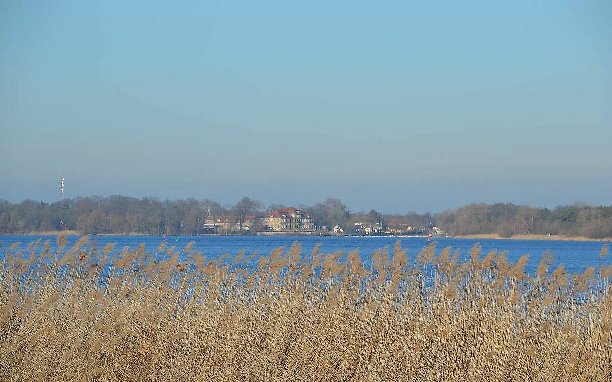 Blick von Kirchmöser Ost über den Plauer See zum Schloss Plaue