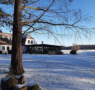 Landschaft und Hotel mit Restaurant
