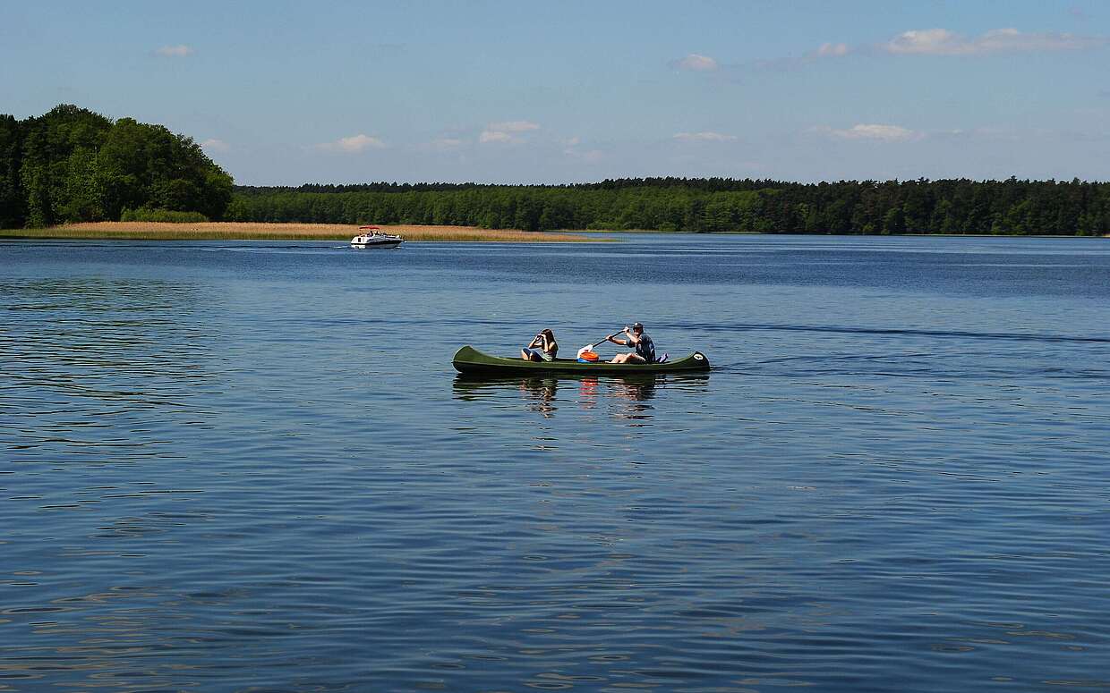 Ein Kanufahrer auf einem der Rheinsberger Seen.