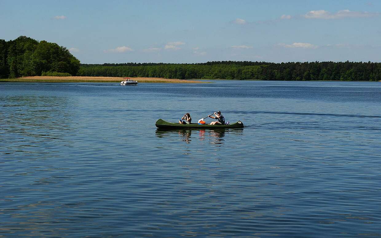Ein Kanufahrer auf einem der Rheinsberger Seen.