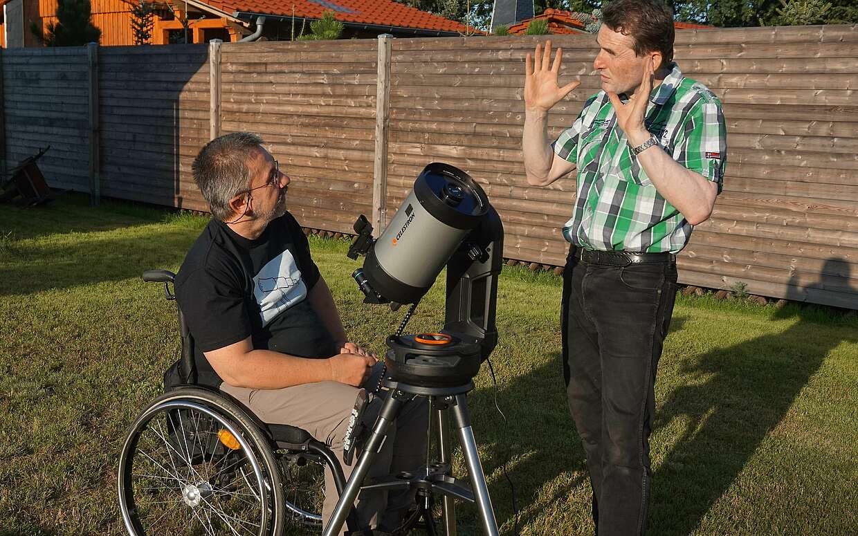 Detlef Zemlin erklärt seine Teleskope.