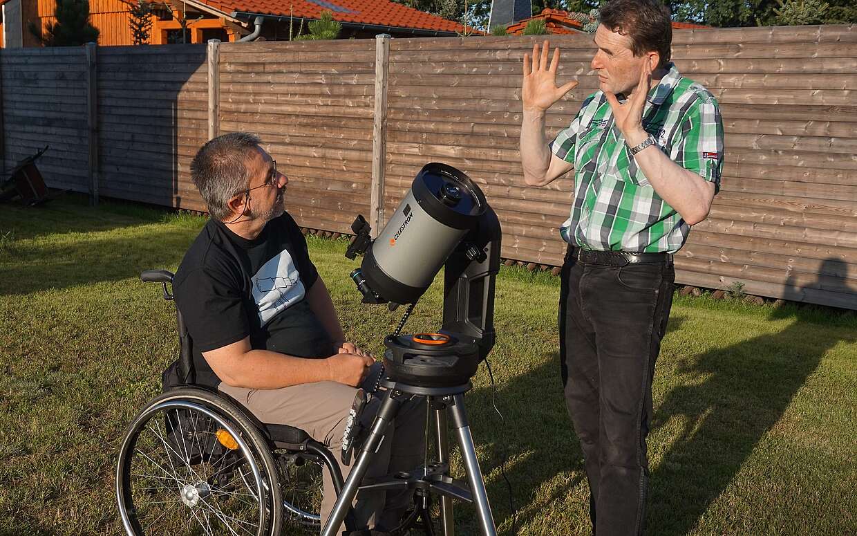 Detlef Zemlin erklärt seine Teleskope.