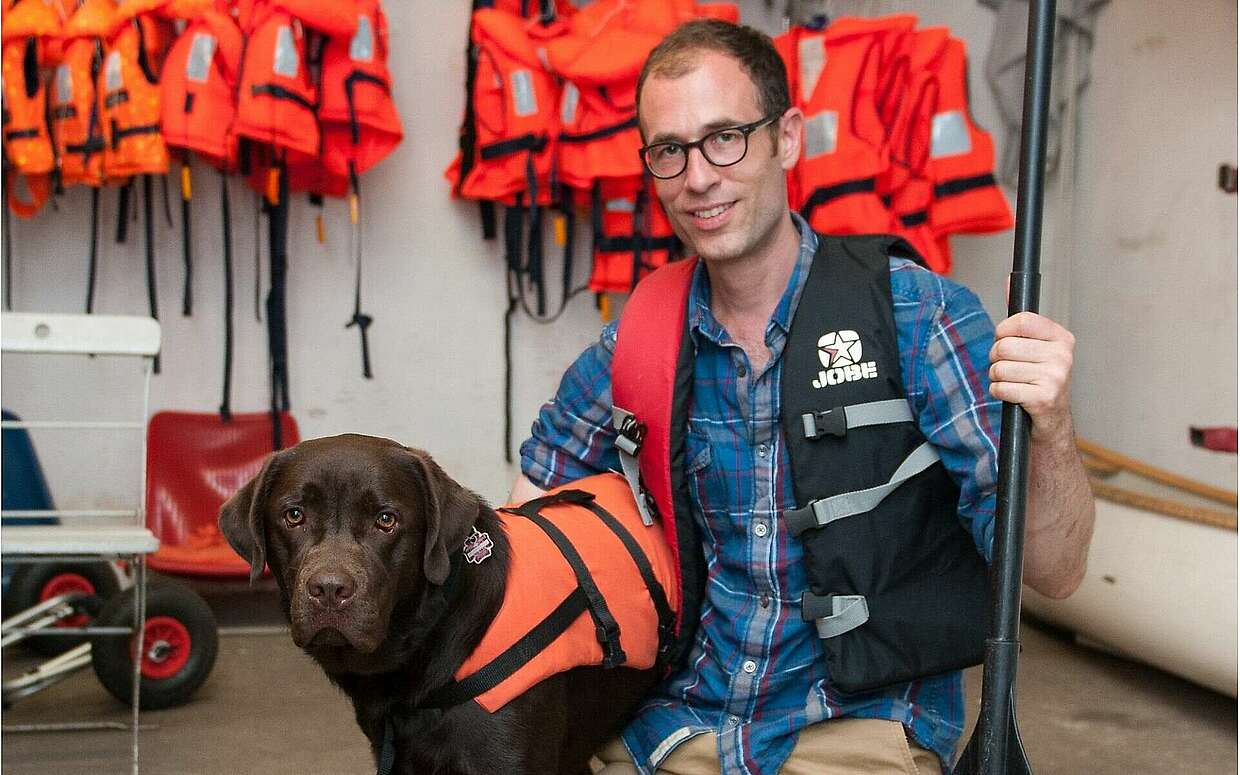 Alexander Schug rüstet seinen Hund für das Wasser