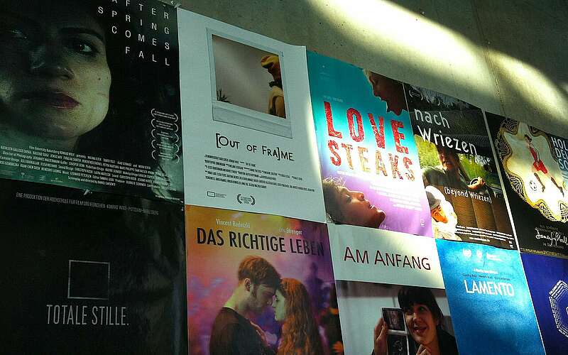 



    
        
                Filmposter in der Filmuniversität Babelsberg KONRAD WOLF,
            
        
                Foto: Filmuniversität Babelsberg KONRAD WOLF/Kein Urheber bekannt
            
    
