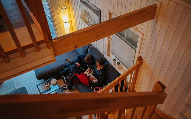 Mutter mit Sohn im Ferienhaus im Hafendorf Zerpenschleuse