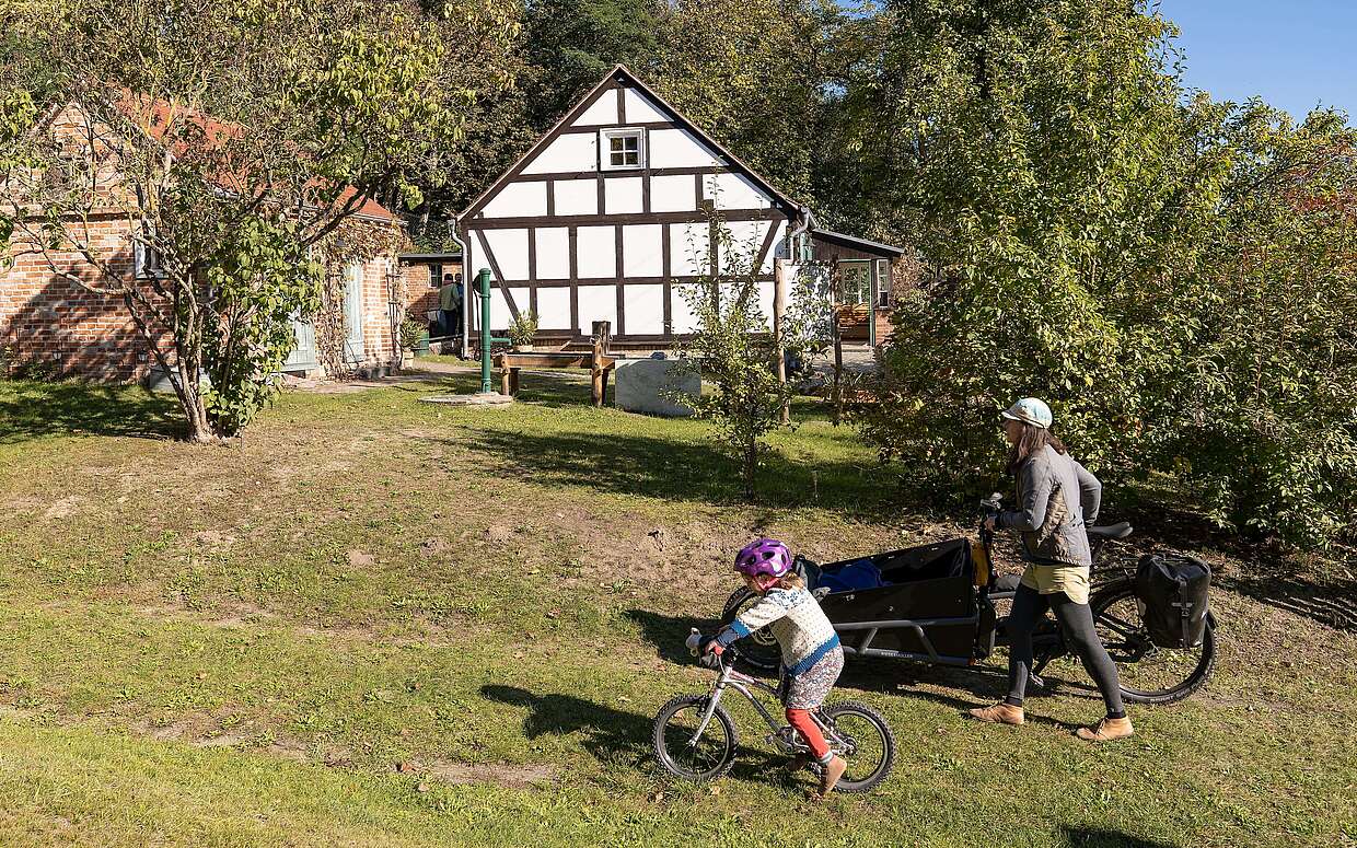Familien vor dem Fontanehaus Bad Freienwalde