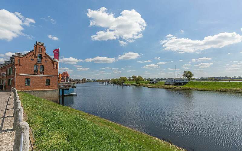 



    
        
                Kranhaus in Wittenberge an der Elbe,
            
        
                Foto: TMB Tourismus-Marketing Brandenburg GmbH/Steffen Lehmann
            
    
