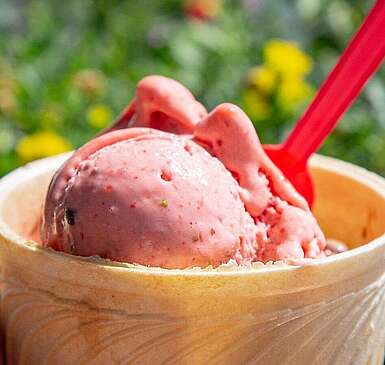 Eis im Waffelbecher