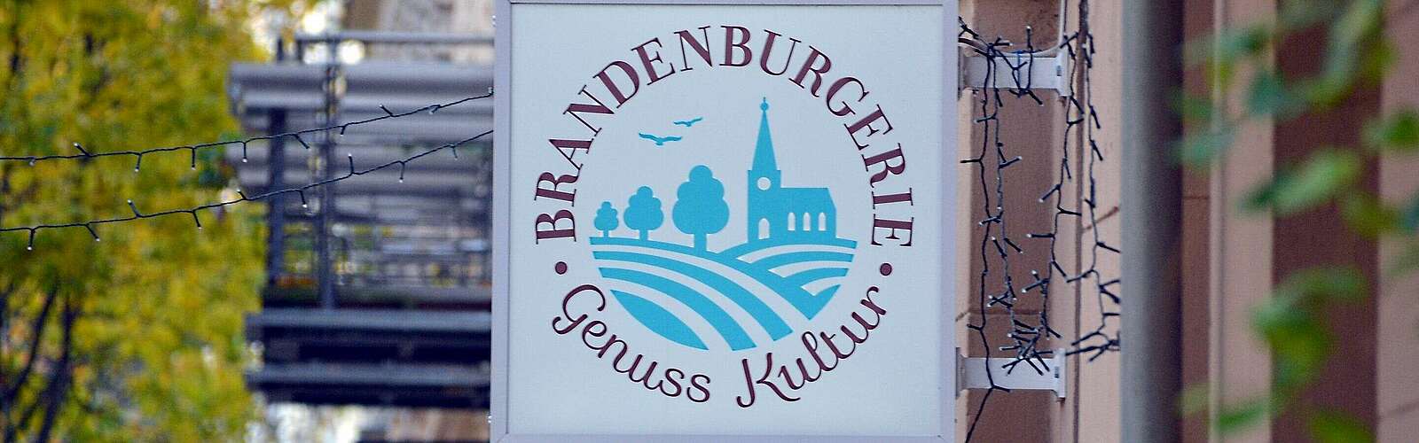 Logo Brandenburgerie Berlin,
        
    

        Foto: Fotograf / Lizenz - Media Import/Matthias Schäfer
