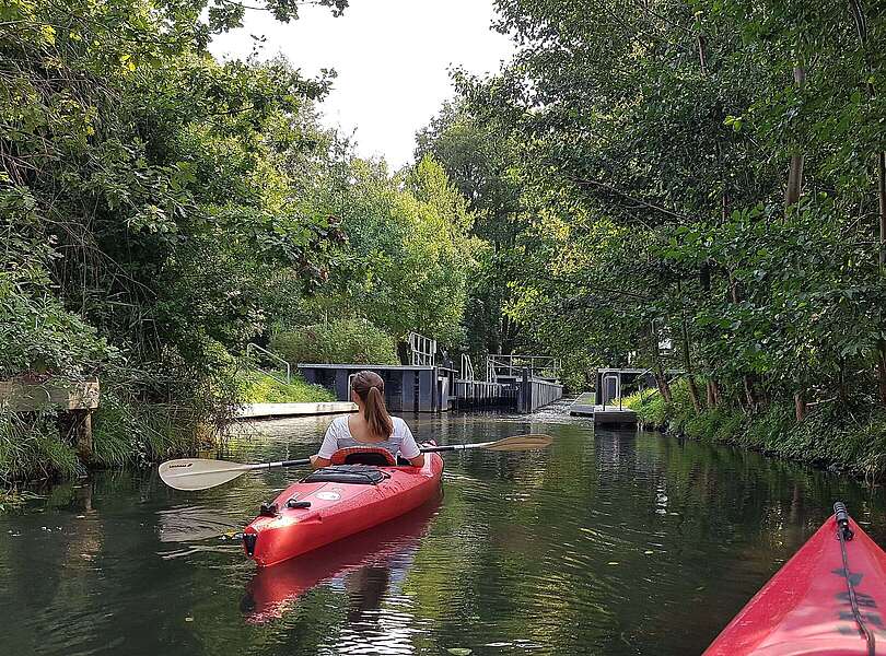 Mit den Kajaks durch die Schleuse