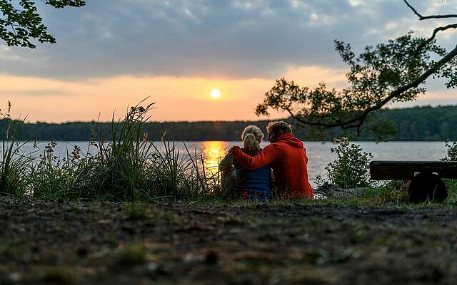 Paar genießt den Sonnenuntergang am Stechlinsee