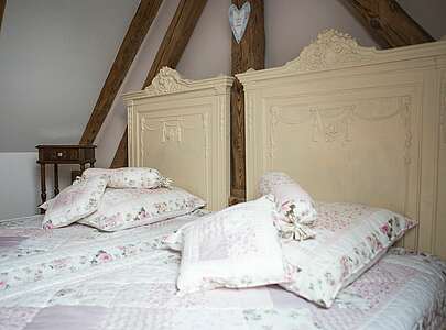 Jugendstilbetten im Dachgeschoss des Fläminger Cottage