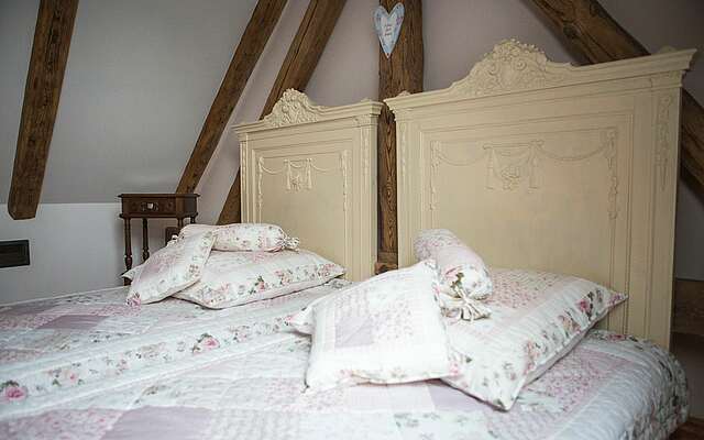 Jugendstilbetten im Dachgeschoss des Fläminger Cottage