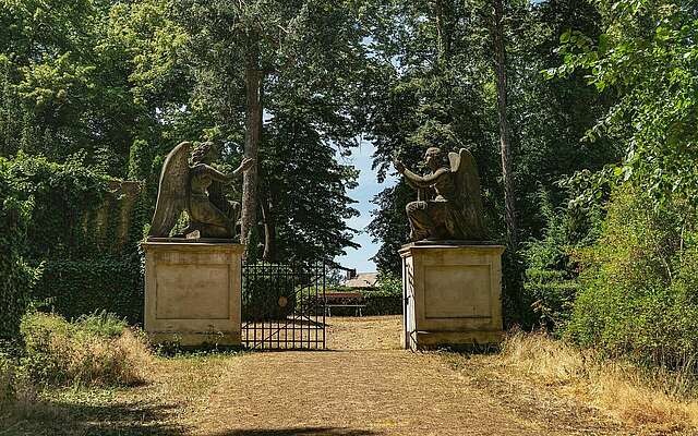 Engelstor im Schlossgarten Plaue