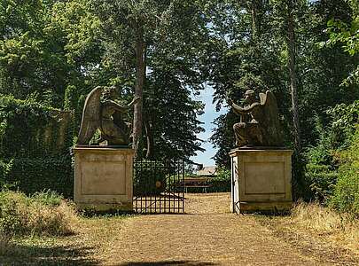 Engelstor im Schlossgarten Plaue