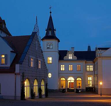 Schlosshof bei Nacht