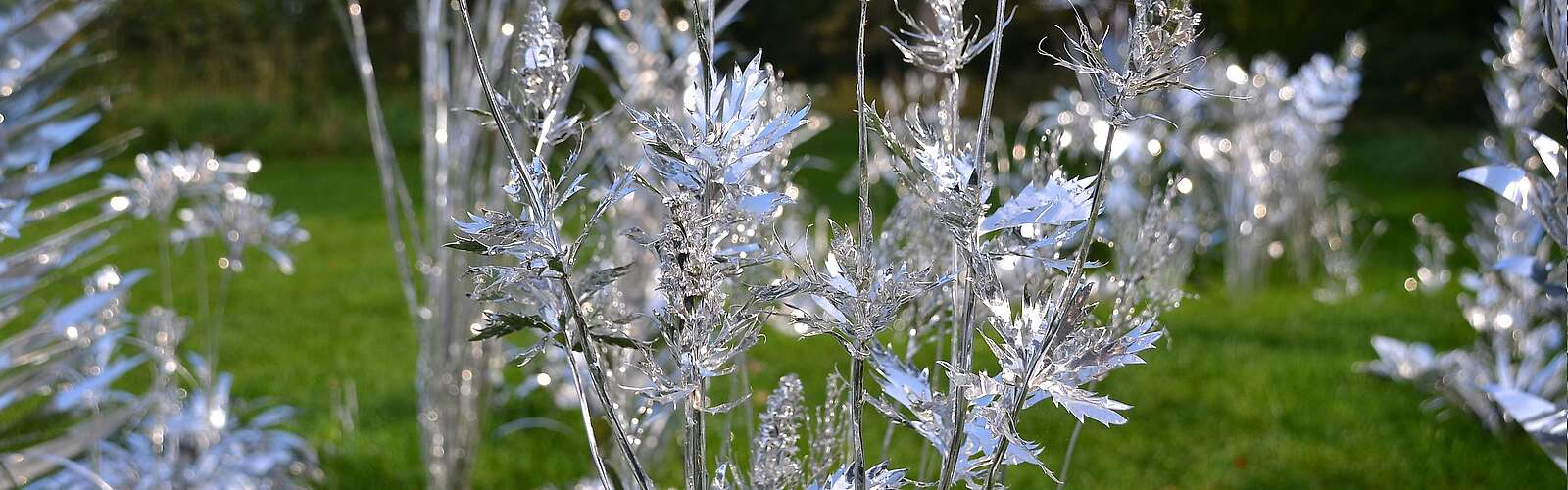 Blumen aus Aluminium im Skulpturengarten Schwante