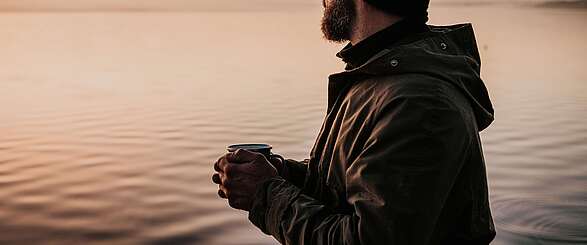 Mann auf Steg am Morgen