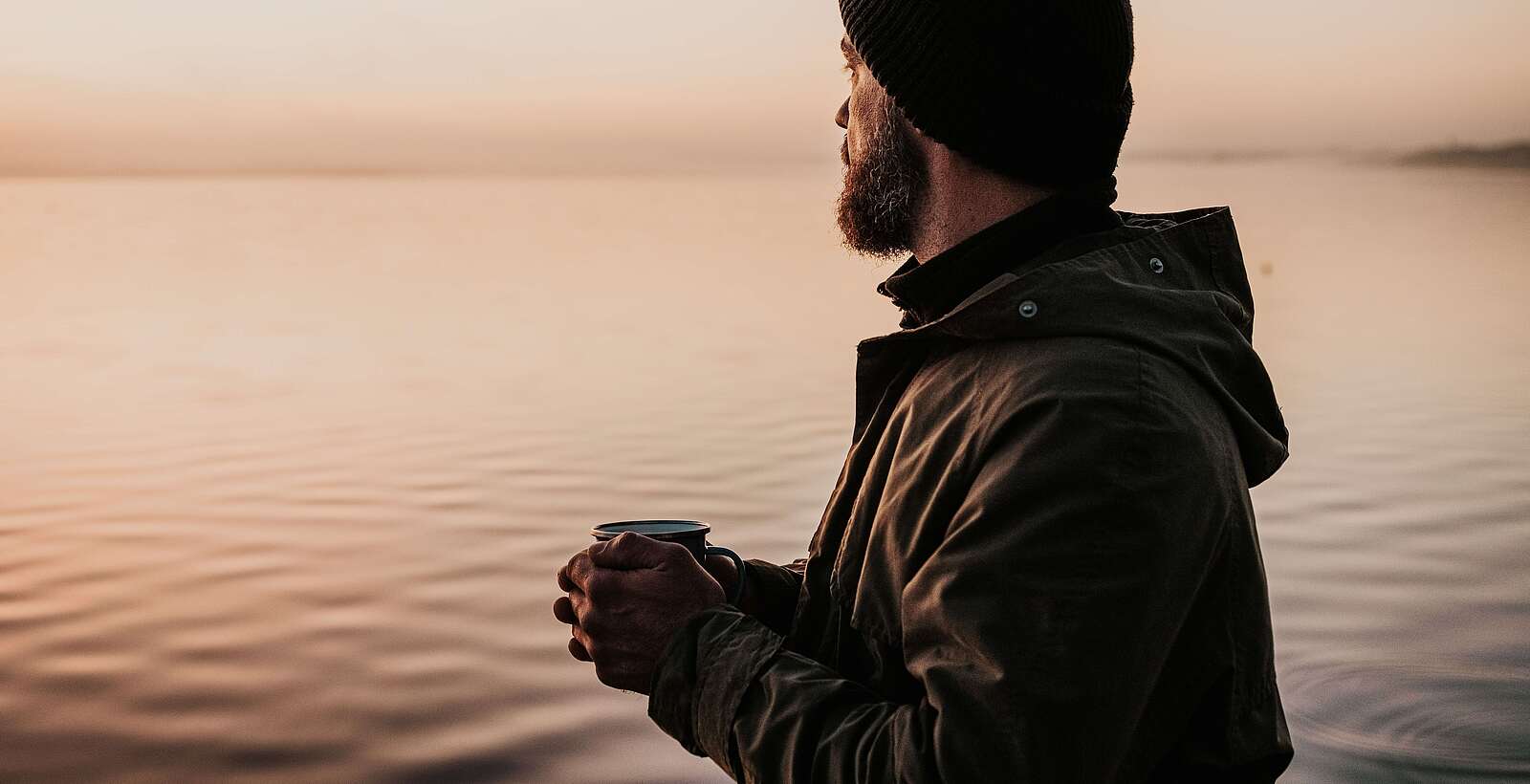 Mann auf Steg am Morgen