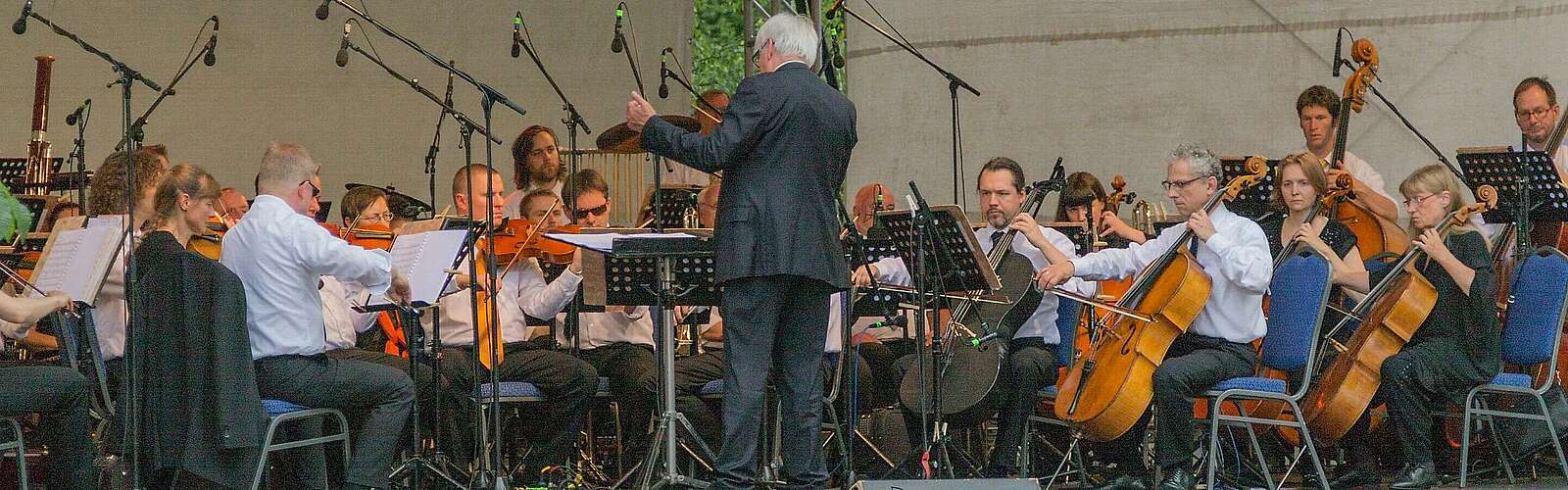 Ein klassisches Orchester auf einer Freilichtbühne,
        
    

        Foto: Fotograf / Lizenz - Media Import/Steffen Lehmann