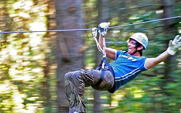 Abfahrt auf den Seilrutschen im Kletterwald Strausberg