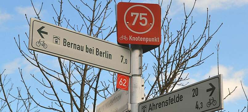 Neue Knotenpunkt-Wegweiser für Radfahrer im Barnimer Land