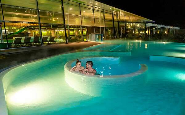 Paar im Außenbecken in der Spreewald Therme Burg
