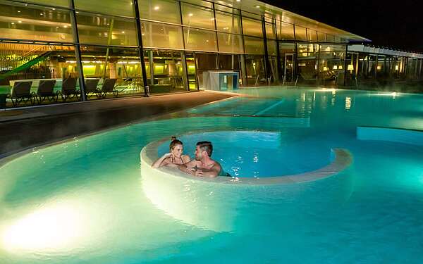 Paar im Außenbecken in der Spreewald Therme Burg