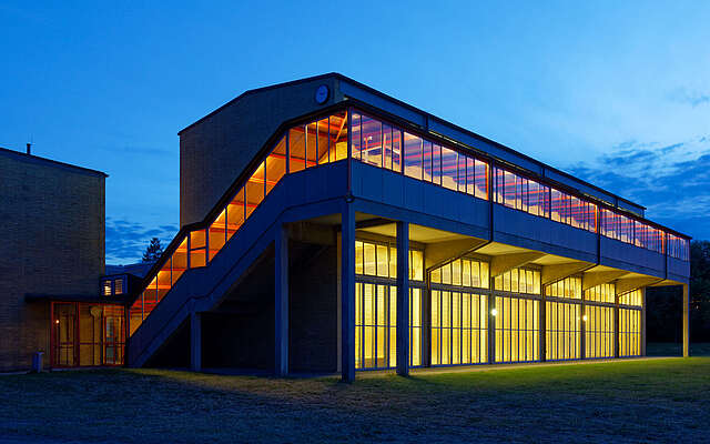 Die ehemalige Turnhalle des ADGB bei Nacht