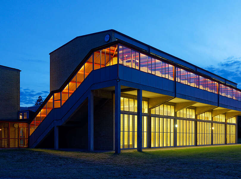 Die ehemalige Turnhalle des ADGB bei Nacht