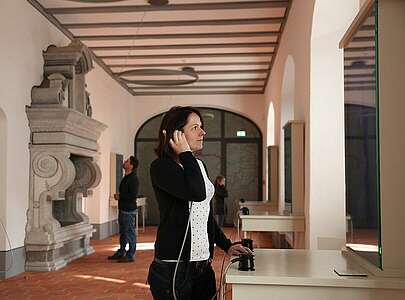 Besucherin im Museum Schloss Doberlug